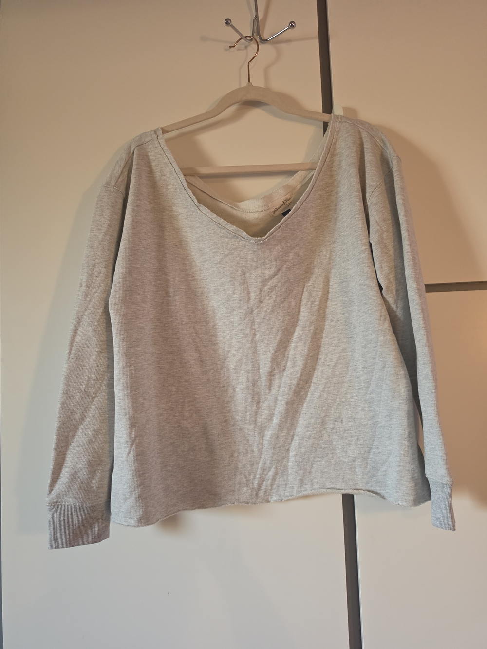 Universal Thread Women's Oversized V-Neck/Off-the-Shoulder Pullover Sweatshirt
